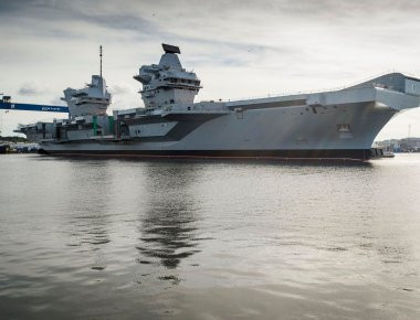 «Τρύπιο» το βρετανικό αεροπλανοφόρο «HMS Queen Elizabeth» - Εισρέουν 200 λίτρα νερού την ώρα! (φωτό, βίντεο)